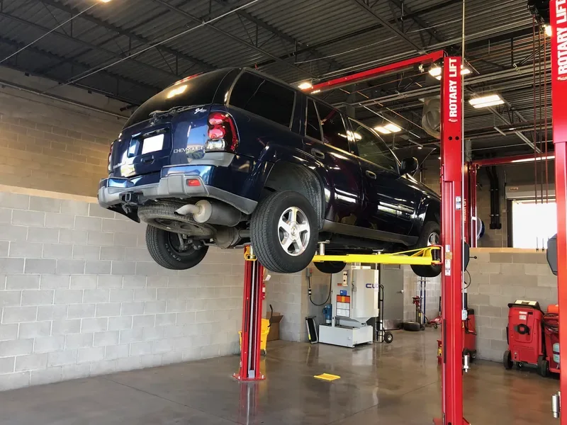 SUV ridicat pe elevator intr-un service auto din Bucuresti